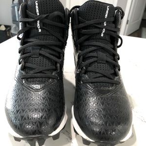 Youth football cleats